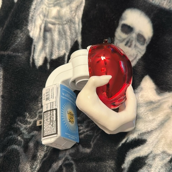 Bath & Body Works EVIL APPLE Nightlight Wallflower SKULL IN APPLE Plug HALLOWEEN - Picture 4 of 6